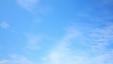 纯净明亮晴天蓝天白云唯美云朵延时视频的预览图